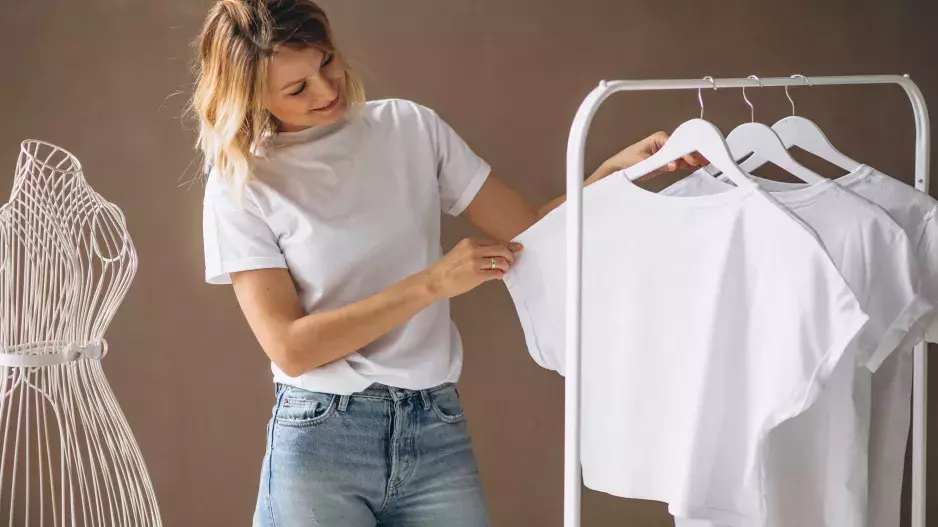 Pouze 200 Kč: Kde koupit trendy trička, která nezruinují váš rozpočet? Zde jsou nejlepší tipy