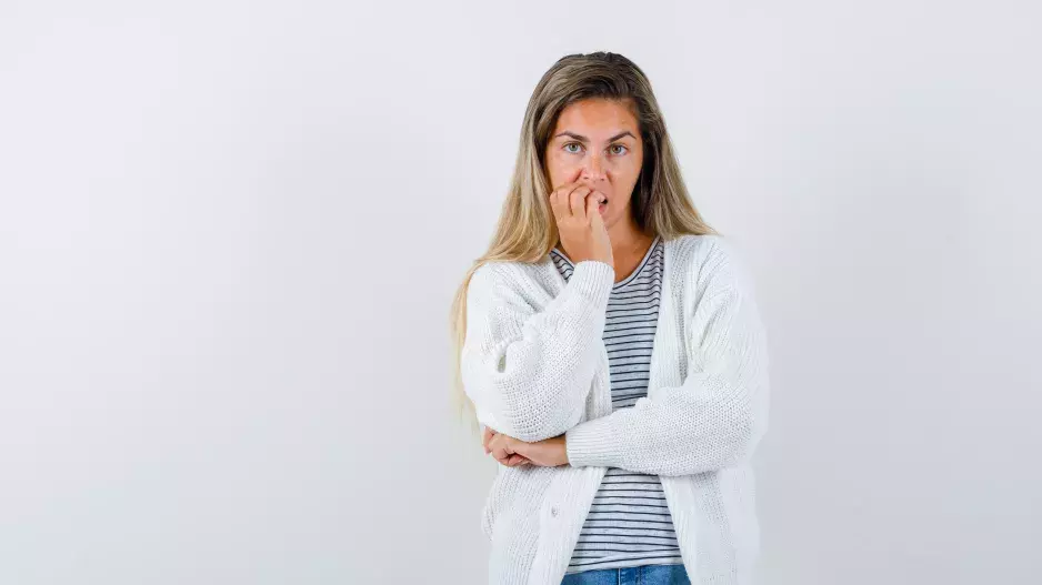 "Davide, šla jsem na potrat, necítím se ještě na dítě, promiň," píše se slzami v očích Klára vysvětlení příteli, jehož miluje