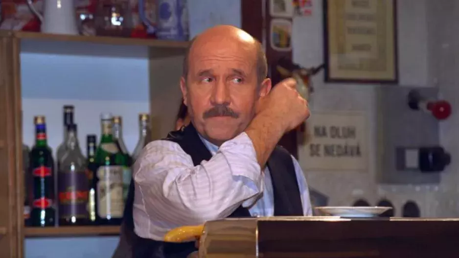 Kvíz: Oprašte paměť a zjistěte, jak dobře si pamatujete kultovní seriál Hospoda. Před kamerami se scházela česká herecká esa