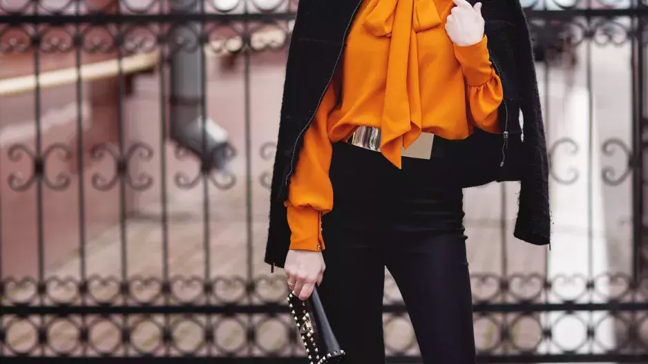 Zapomeňte na nudnou bílou. Podzim 2025 miluje halenky, které jsou vhodné pro každý typ postavy. Vyberte si z galerie