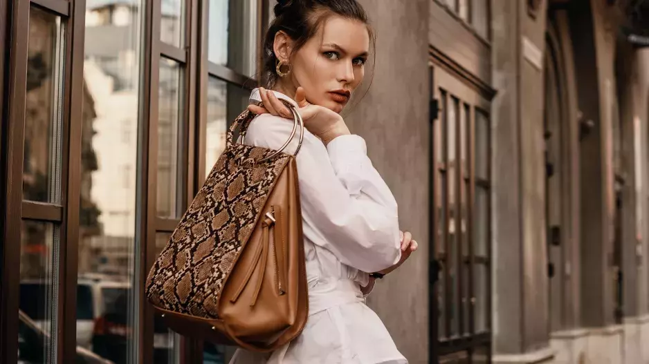 Maxi kabelky jako trend roku 2025: Doktorské tašky, kbelíky nebo multifunkční maxi kabely. Vejde se do nich počítač, malý nákup i boty na cvičení