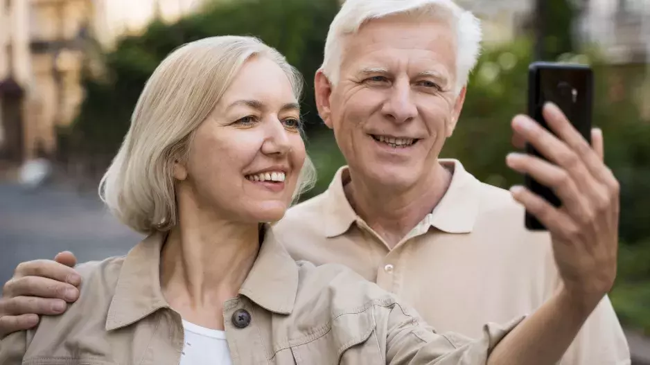 “Milé děti, byla jsem pořád sama, pak se objevil Ivan a vy šílíte” píše svým dětem Zdenka. Jejím dětem se nelíbí, že si konečně našla lásku
