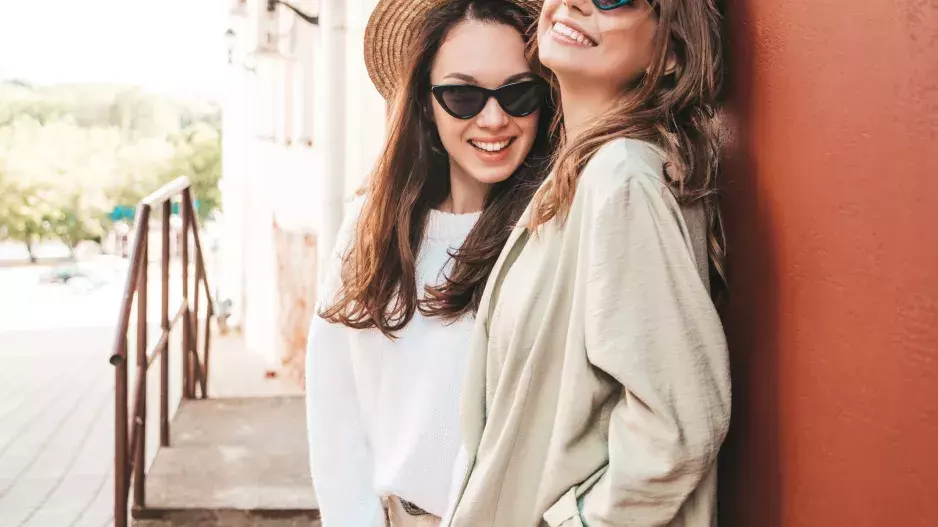 Nejlepší svetry podzimu 2024, které musíte mít. Jsou pohodlné a elegantní: Výrazný barevný svetr, oversize svetr, vzorovaný kardigan a další