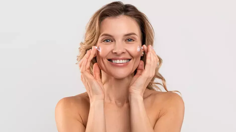 Podzimní péče o pleť: Chtějte hutnější krémy a nevynechte peeling. Ty nejlepší produkty koupíte i za pár korun