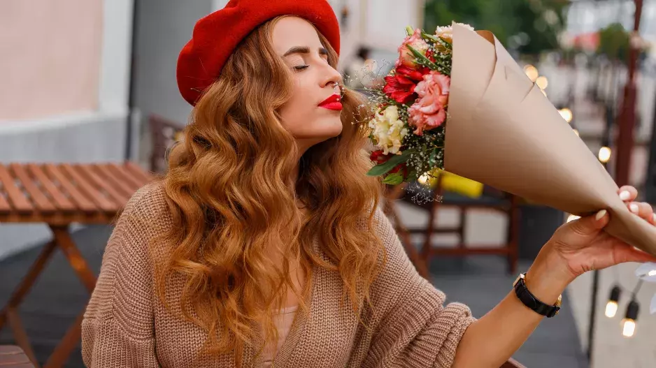 Módní trend podzimu 2024: Vyměňte kabát za dlouhý svetr. Kombinujte eleganci s pohodlím jako Francouzky