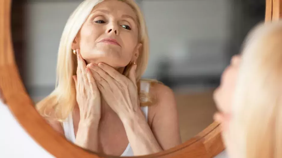 Jediný trik, který vás zbaví dvojitého podbradku: Dělejte ho každý den a rysy vašeho obličeje budou dokonalé