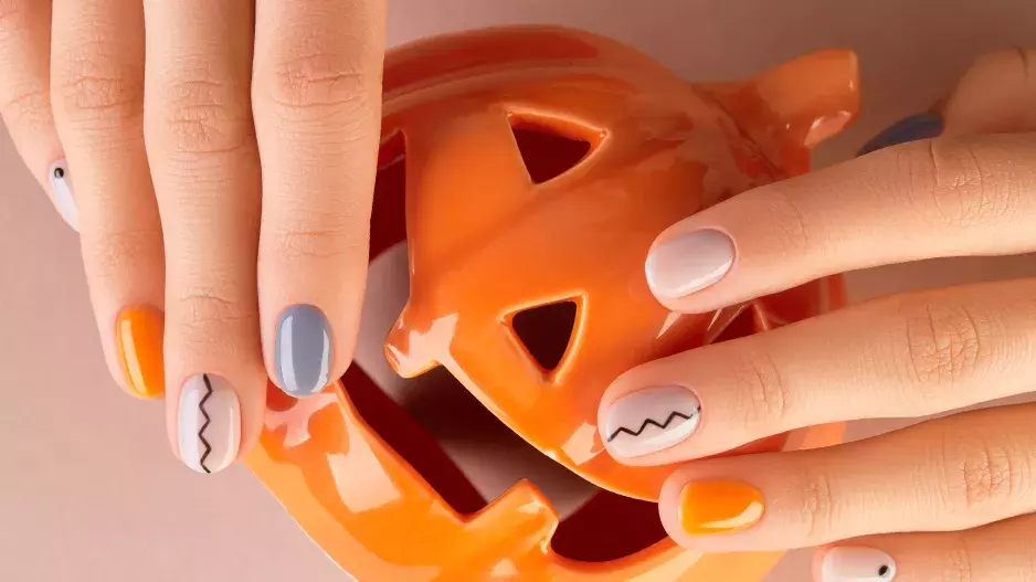 Nejkrásnější podzimní motivy pro vaše nehty: Hitem 2024 jsou nehty inspirované listím, Indiány a také vlnou. Najdete je v naší galerii