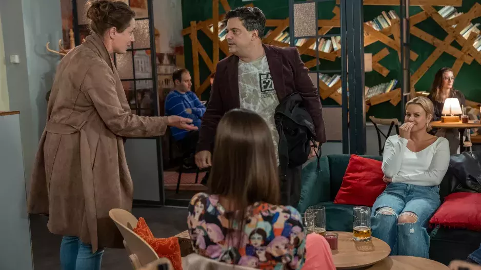 Seriál Ulice: Hedvika se vrací, Bára čelí palbě výhrůžek a Soňa rozpoutá peklo na gymnáziu