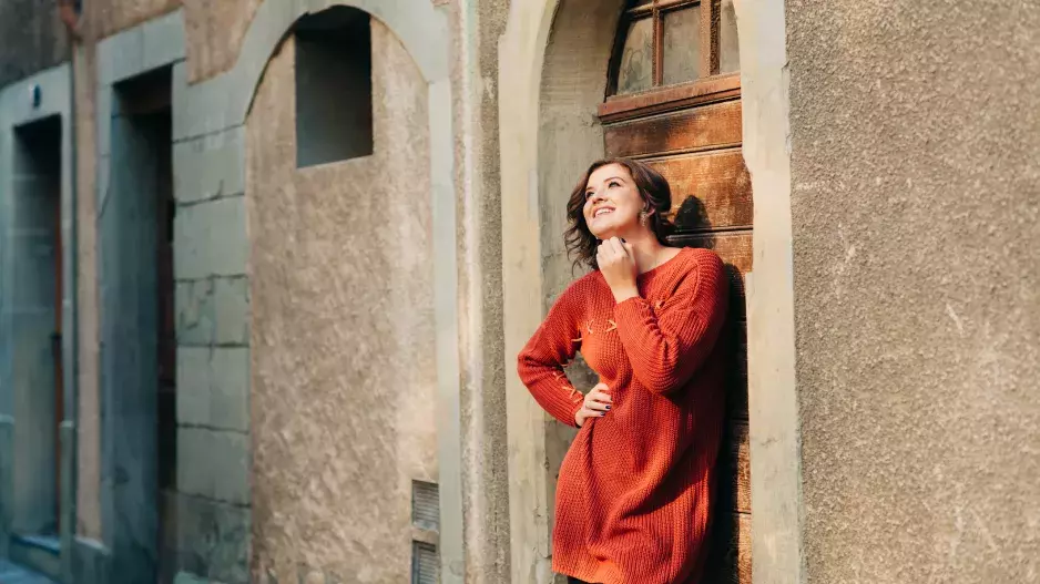 Zapomeňte na kabáty. Svetrové šaty nejrůznějších střihů se dají nosit v každém věku a sluší všem postavám