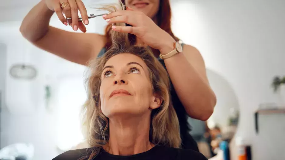 Největší chyby v účesech, kterých se podle kadeřníků dopouští ženy nad 50 let: Jaké střihy a barvy vás dělají zbytečně starší