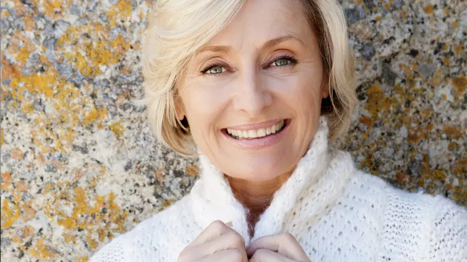 Na první pohled je docela obyčejný. Jednoduchý svetr jako základ šatníku každé ženy nad 55