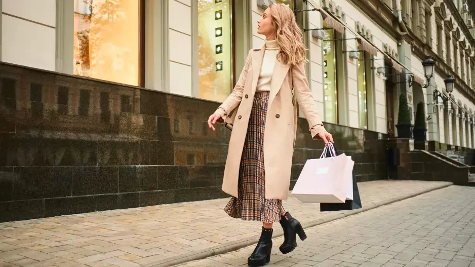Od mini po maxi: Jaké podzimní a zimní boty ladí s kterou délkou šatů. Zapomeňte na mušketýrky na podpatku nebo v lesku, působí lacině