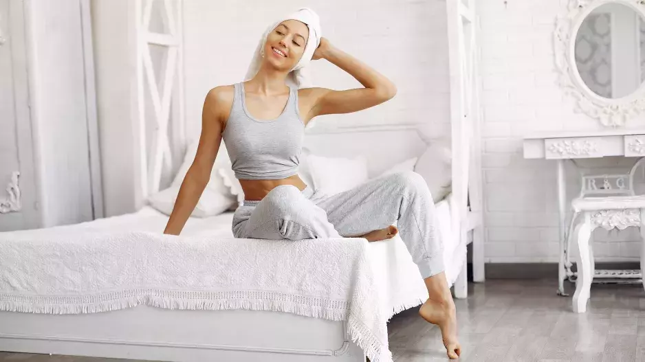 Ranní cvičení nastartuje metabolismus po noci a zlepší váš den. Tato sestava vám navíc zabere jen pár minut