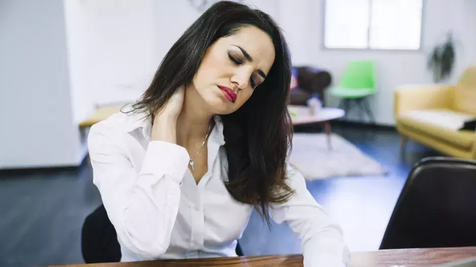 Ušetřete svou peněženku a vyzkoušejte automasáž: Bolest hlavy, zad, či šíje můžete odbourat bez návštěvy maséra. Pomůže i alobal