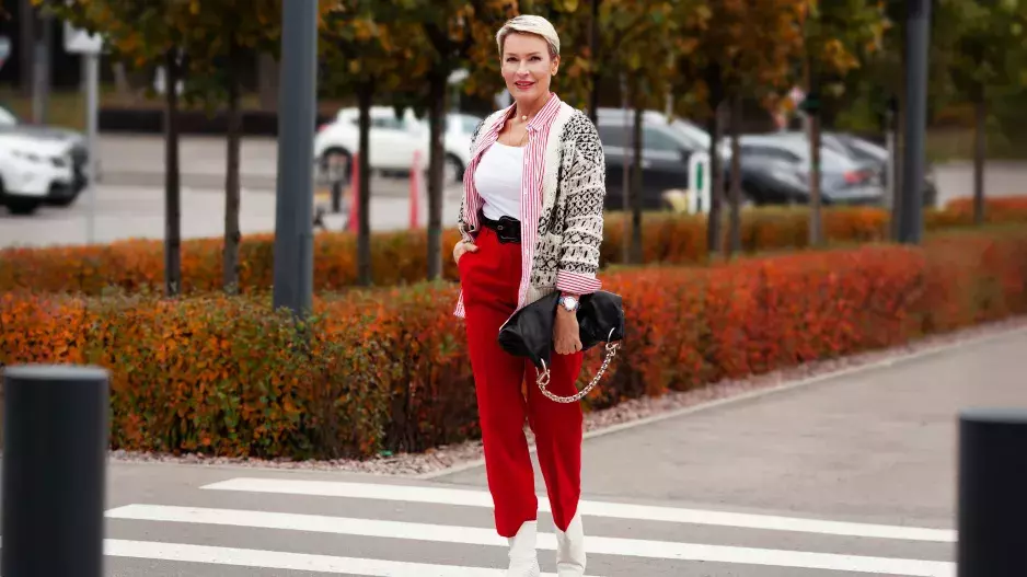 Nejkrásnější kardigany podzimu 2024: V milánských ulicích vidíte croptopy i kardigany dlouhé až na zem. Nosí se zářivé barvy i stylové detaily