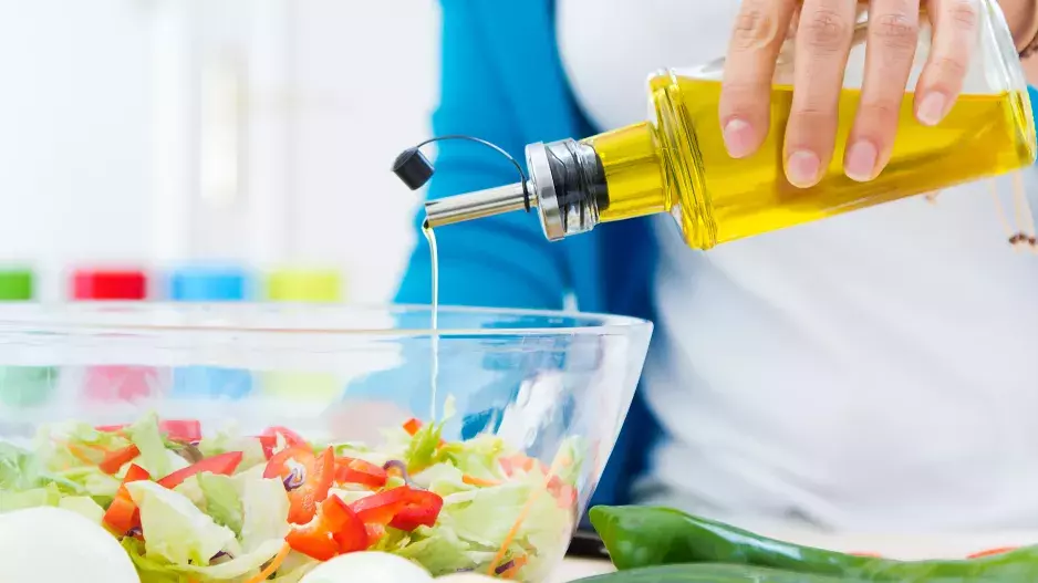 Podle lékařů je avokádový olej důležitý pro zdraví kůže, očí i imunity, zlepšuje paměť a trávení. Přidejte ho třeba do salátu