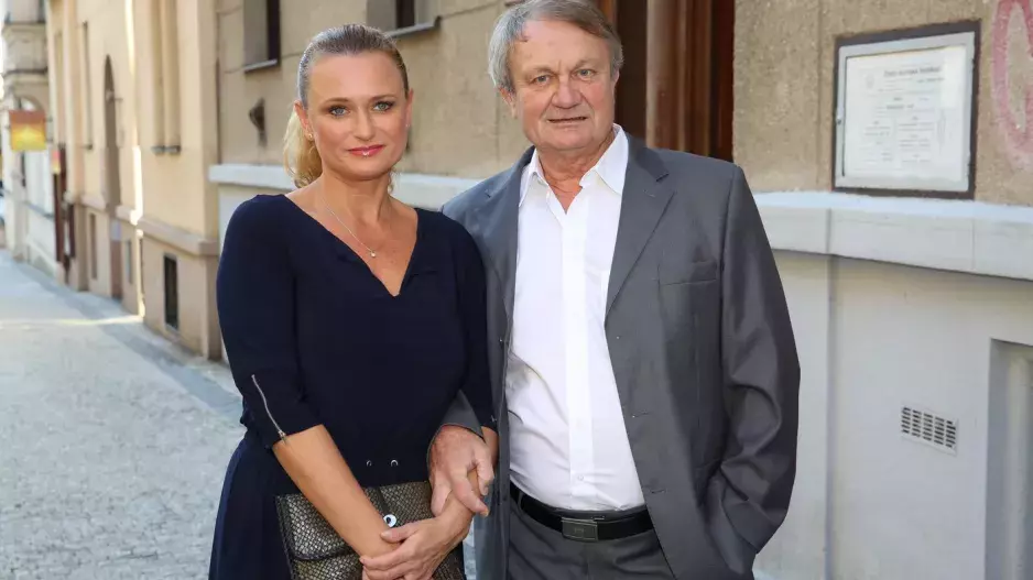 Věkově rozdílná partnerství jsou náročná. Přesto je třeba partnerovi zůstat oporou