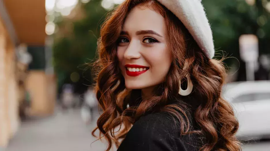 Nejkrásnější barvy vlasů pro podzimní sezonu 2024: Znáte mrkvový dort nebo dýňové koření? Vyberte si mezi pěti odstíny hnědé i blond