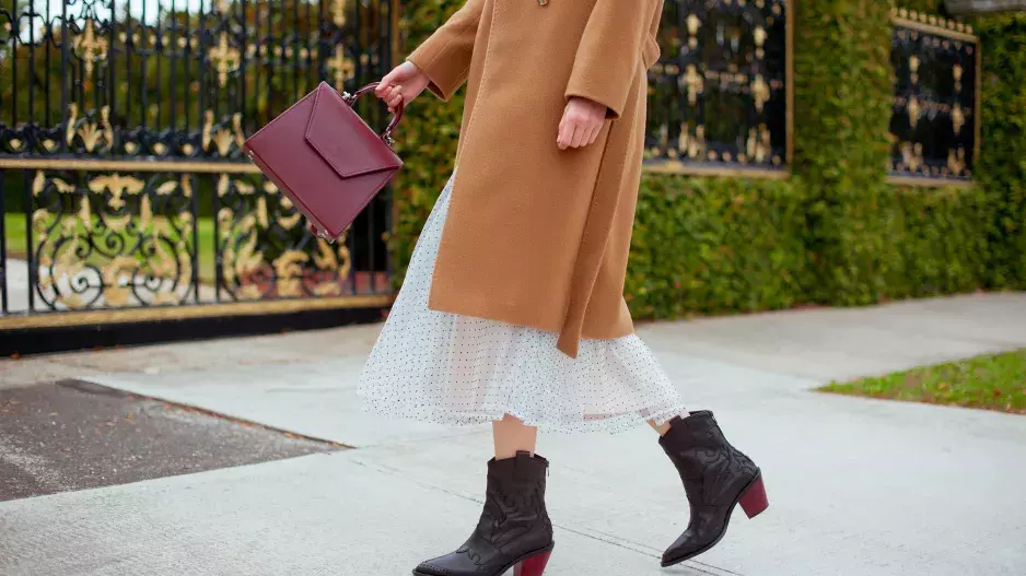 Kovbojské boty ovládnou podzim. Jak je oblékat stylově i odvážně? Ženám 40+ dodají šmrnc i punc luxusu