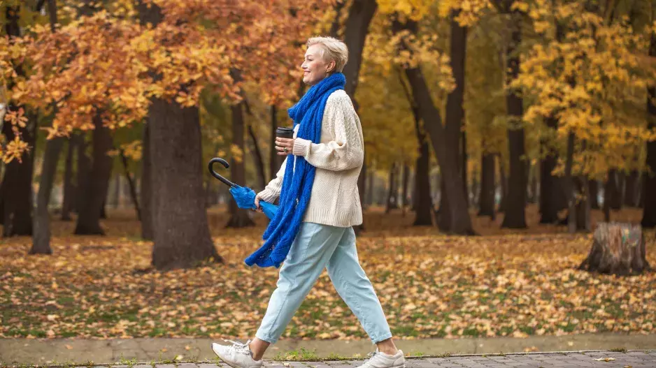 Italky přísahají na džíny: Zapomeňte na klasiku, nebojte se kapes ani třásní. Jak se nosí denim na italských ulicích i po 50