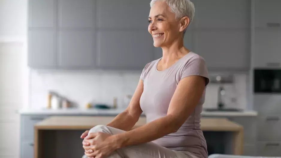 Velmi jednoduchý cvik na protažení, díky kterému se zbavíte bolesti beder i po 60 a vyzrajete na svalovou ztuhlost