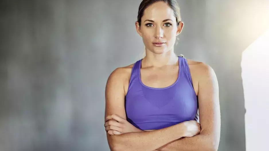 Příběh: Zbláznila jsem se do trenéra v posilovně. Je o 15 let mladší a v posteli dokonalý. Manžel mi řekl, že celá zářím, bohužel neví proč