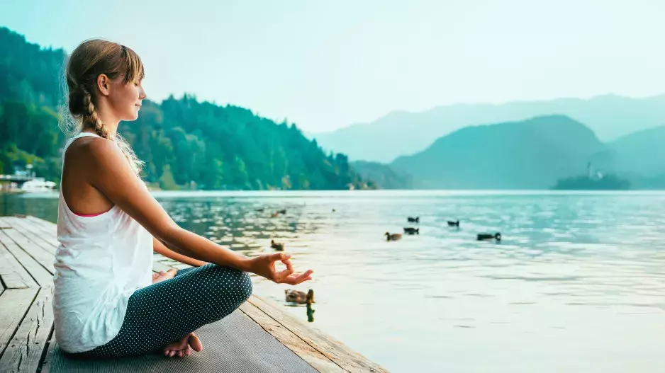 Snadný cvik pozice hrdiny Virasana je balzám na unavené nohy na konci dne. Protahuje a uvolňuje nohy, zejména stehna, kotníky a chodidla