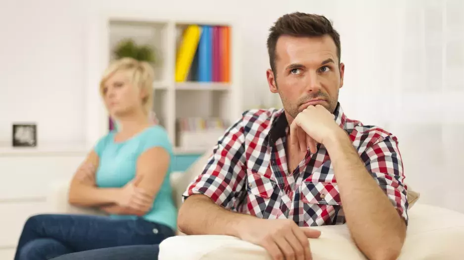 "Můj intimní život je v troskách. Může za to manžel, který o sebe přestal pečovat. Ztloustl a moc se nemyje," píše Julie