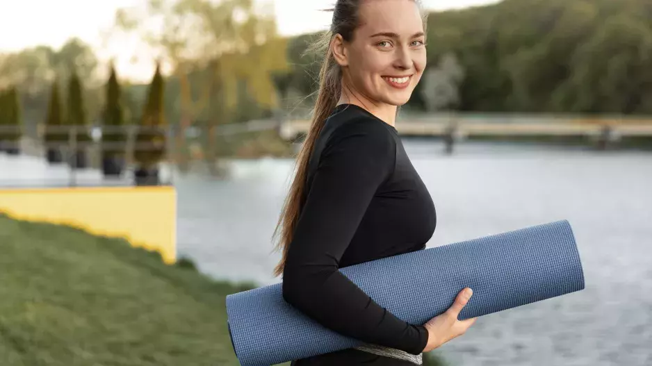 Banální cvik Střecha protahujte hamstringy a posilujte paže, nohy i šikmé břišní svaly. Jednoduchý cvik má neobyčejný přínos