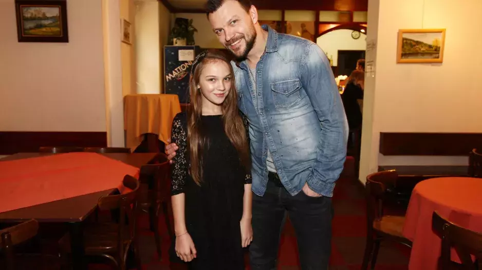 Dcera obránce Tomáše Ujfalušiho: Z malé Kačenky vyrostla půvabná slečna, jež září na televizních obrazovkách. Fotbalistu by domů ale nechtěla 