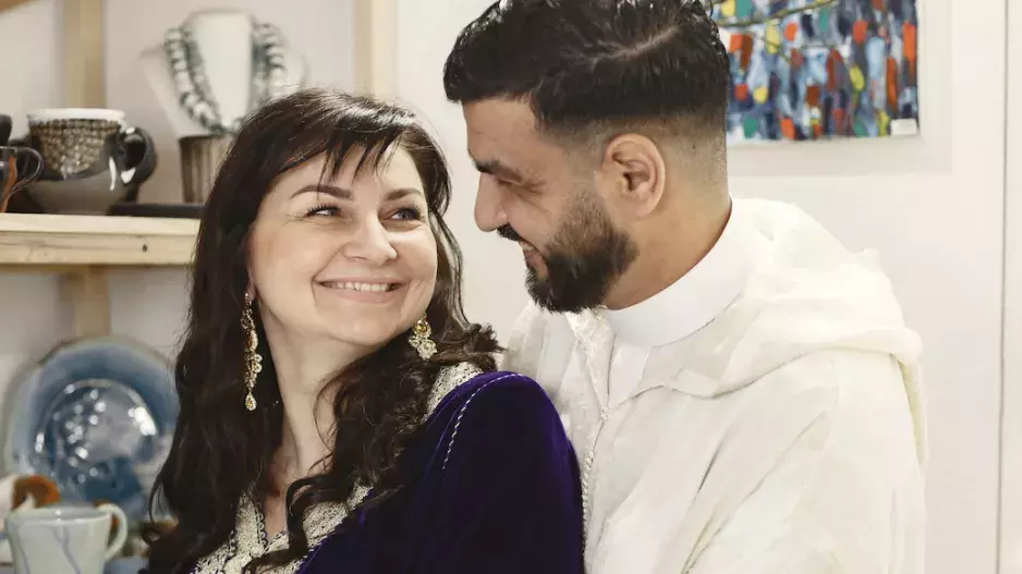 Láska má svou cenu: Jak zralé ženy mění životy (a účty) svých mladších milenců. Láska jim dá křídla a neváhají ani letět přes oceán