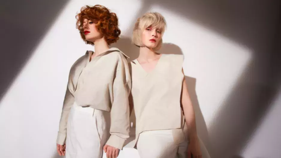 Top účesy, které ovládnou rok 2025: Vsaďte na přirozenost, sluší v každém věku