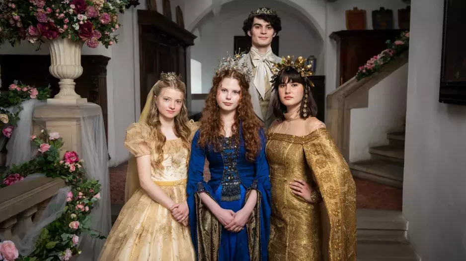 Štědrý večer zpestří pohádka Tři princezny: Jedna chytrá, druhá odvážná, třetí krásná. Jen jedna ale uloví netradičního prince Felixe