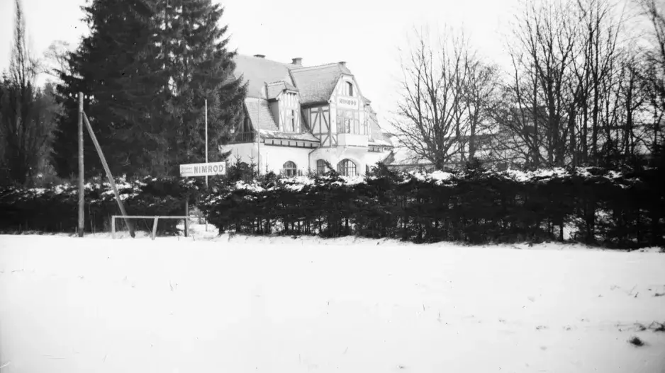 Tajuplný penzion Nimrod se těšil velké oblibě mezi smetánkou první republiky. Po druhé světové válce budovu ovládlo hrůzu nahánějící nadpřirozeno 