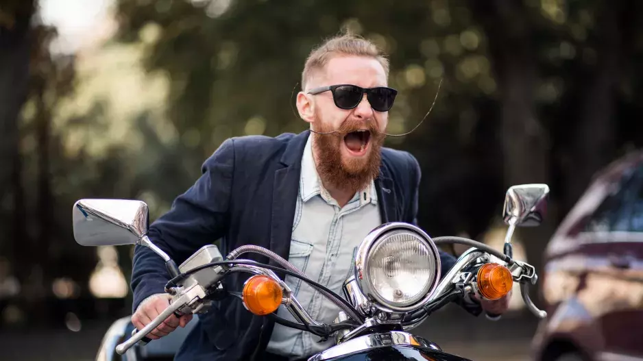 “Tchyně koupila manželovi motorku, teď ho tím vydírá,” píše o radu Mirka. Manželova maminka si syna koupila, teď musí skákat, jak ona chce