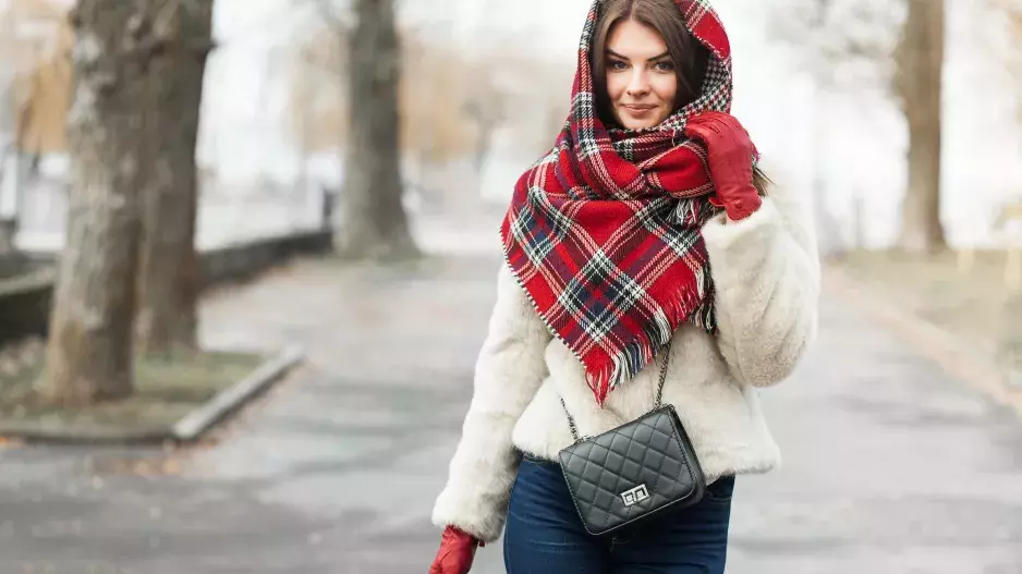 Šály a šátky pro podzim 2024: Inspirujte se u Francouzek, jak nápaditě je lze vázat a nosit. V módě je i pánský styl