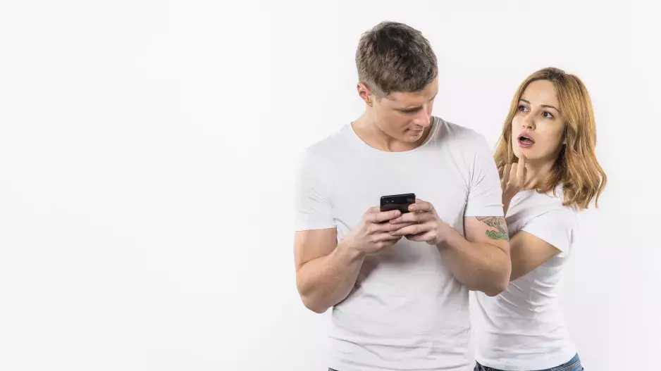 “Manžel sází online, prohrál už desítky tisíc. Já nevím, jak to řešit,” prosí o radu Adéla. Její muž propadl sázení a utrácí naspořené peníze