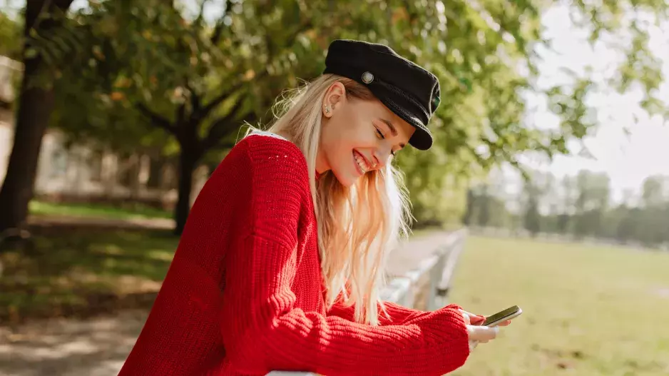 Bolí vás krční páteř? Naučte se správně držet telefon a vyzkoušejte 5 účinných cviků. Zbavíte se bolesti