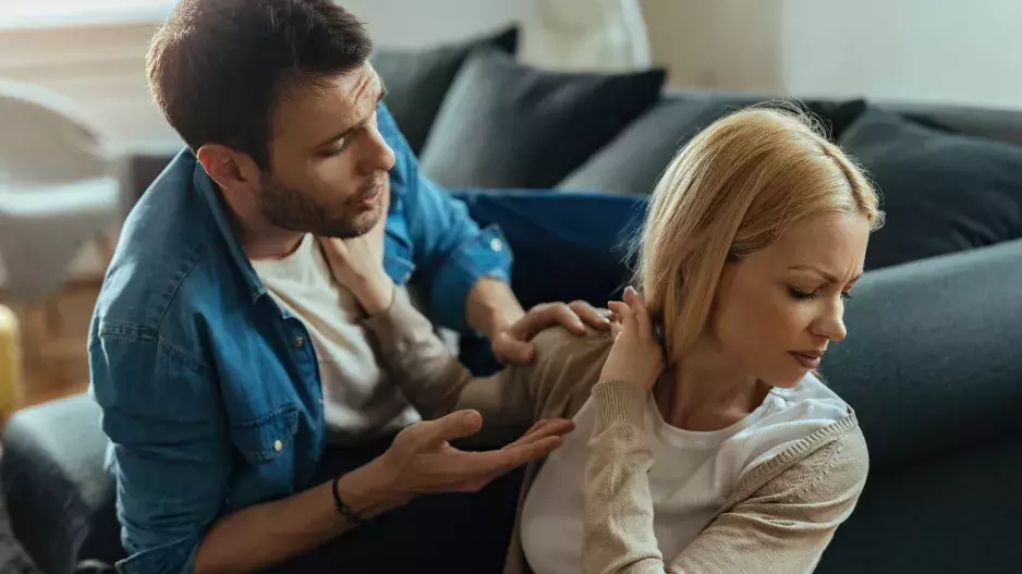 “Manžel do mě ve vzteku strčil a já upadla, od té doby se ho bojím,” píše si o radu Ema. Nikdy problémy neměli, přesto ztratila důvěru