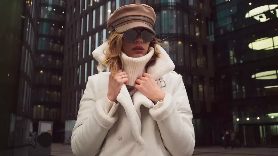 Zimní trend 2024: Nejlepší čepice, které dokonale pozvednou každý outfit. Hodí se i k šatům, poradíme, jak je nosit