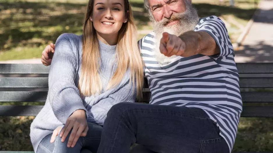 "Mami, nesouhlasíš s tím, jak žiju, ale nemůžeš mi do života zasahovat,” píše své mámě dopis Ema. Mámě vadí, že si našla bohatého, ale starého muže