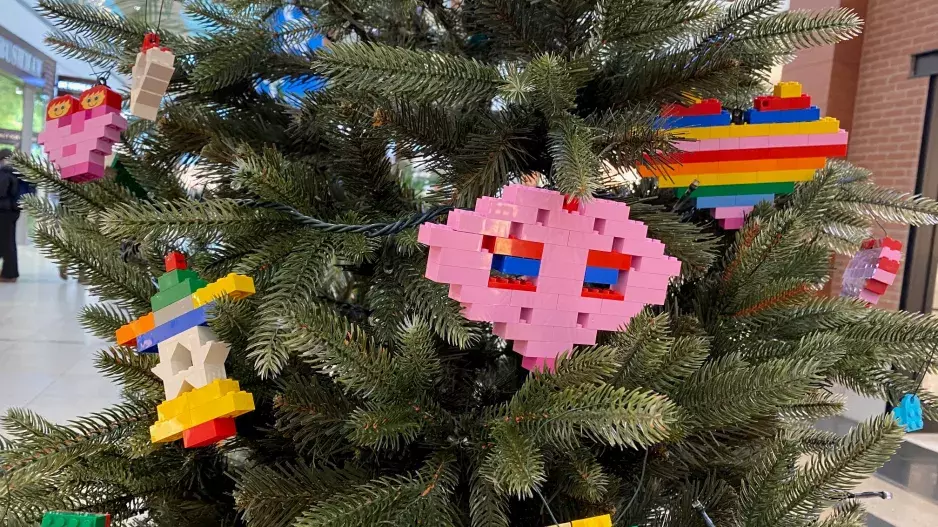 Pomáhejte hravě: Přijďte ozdobit vánoční strom LEGO® do OC Letňany
