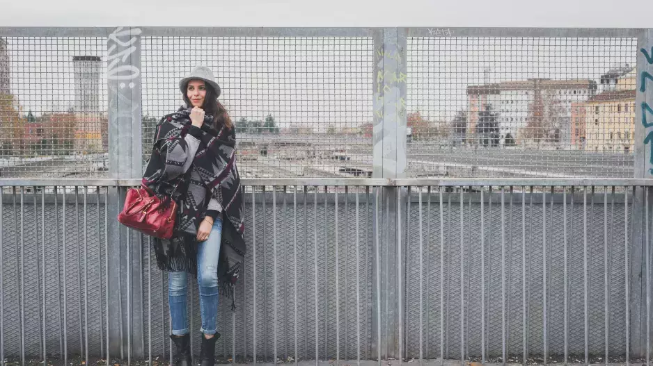 Ponča a peleríny ovládnou zimu 2024: Vrací se styl elegance a funkčnosti. Vyberte si z těch nejkrásnějších