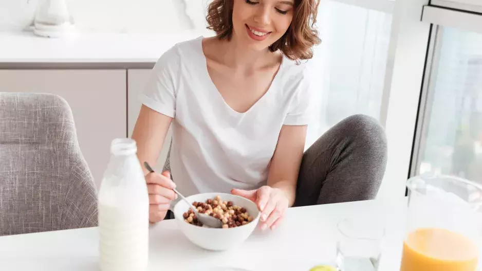 Snídat, nebo nesnídat? Odborníci nemají jasno. S věkem se intervaly mezi jídly prodlužují