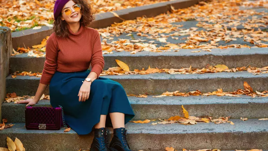 Trendy sukně podzimu 2024: Vrací se materiál oblíbený v 70. letech. Sluší i plus size postavám, stačí vybrat vhodný materiál a střih