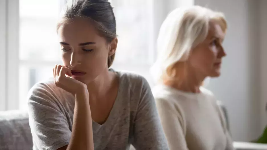 "S mámou si vůbec nerozumím. Nepřijala mého přítele a dává mi to pořádně sežrat. Jsem zoufalá," řeší Linda. Její máma ji nutí si vybrat