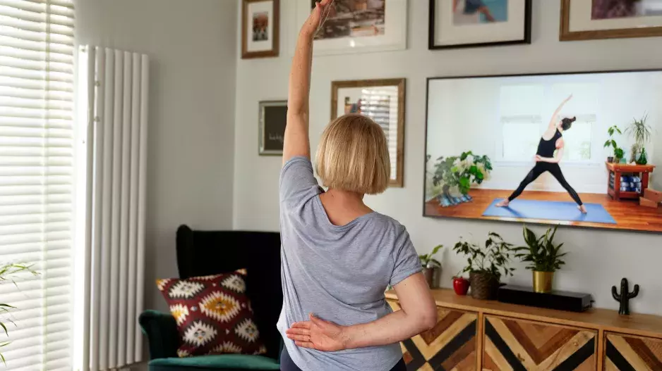 Čtveřice cviků od fyzioterapeutky: Můžete je provádět i u televize. Uvolní ztuhlý krk a uleví od bolestí zad, hlavy a kyčlí