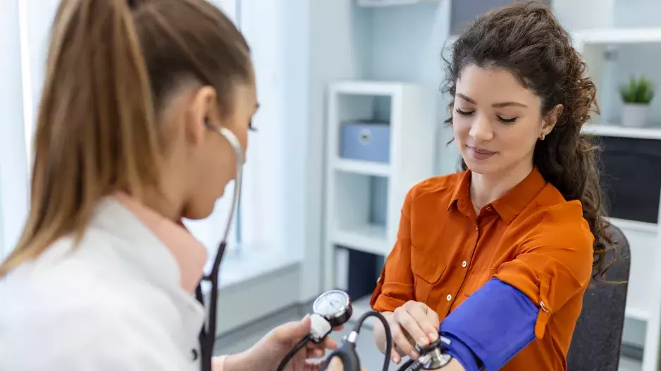 Cítíte se unaveni, buší vám srdce? Vysoký tlak útočí bez varování. Rozpoznejte jeho příznaky včas