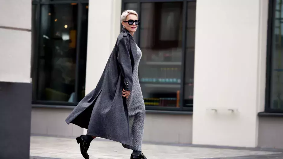 Kdysi nudnou a nenápadnou barvu teď uvidíme na ulicích všude: Na podzim a v zimě 2024/25 se stává trendy symbolem elegance a nadčasovosti