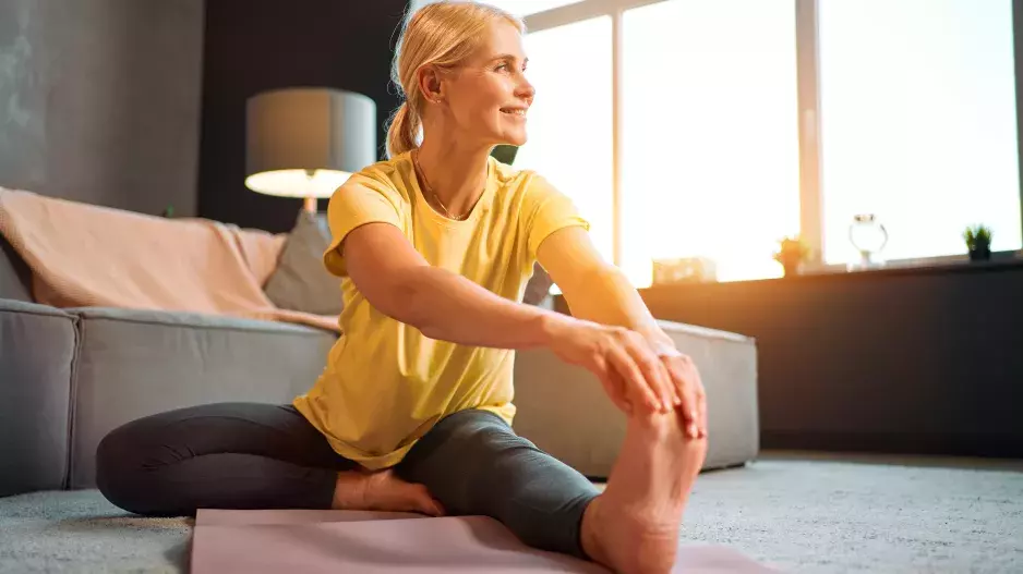 Klouby zatěžuje dlouhé sezení i špatné druhy pohybu: Pomohou uvolňující cviky, které uleví i svalům